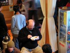 カレーを食べる外国人