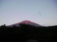 朝日に照らされる富士山