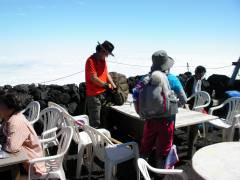 太陽館前ベンチで休憩