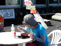豚汁を食べる彼女