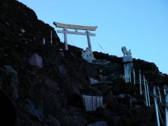 山頂の白い鳥居